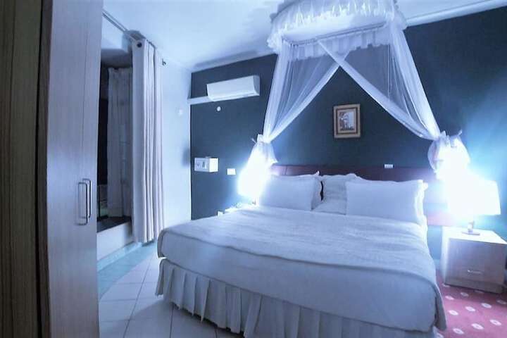 Room 6 of 96
