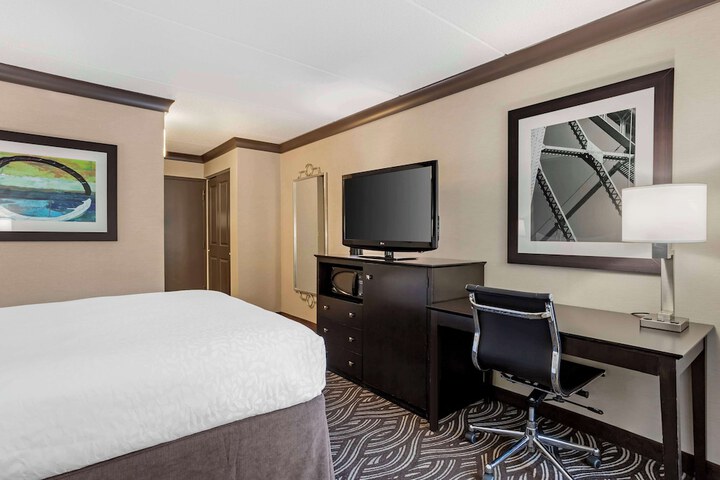1 Queen Bed (3 of 12)
