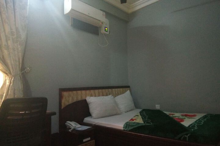 Room 3 of 10