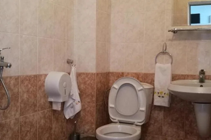 Room 7 of 18