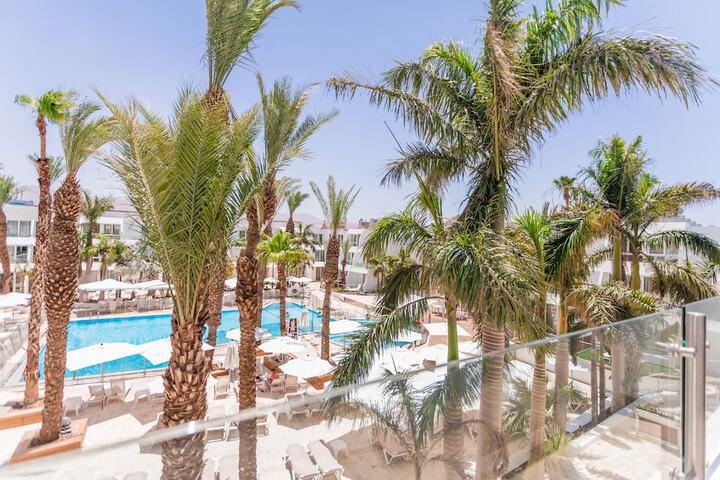 Hotel Pool