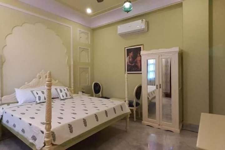 Room 8 of 23