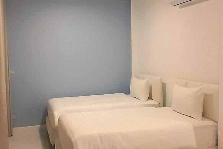 Room 7 of 77