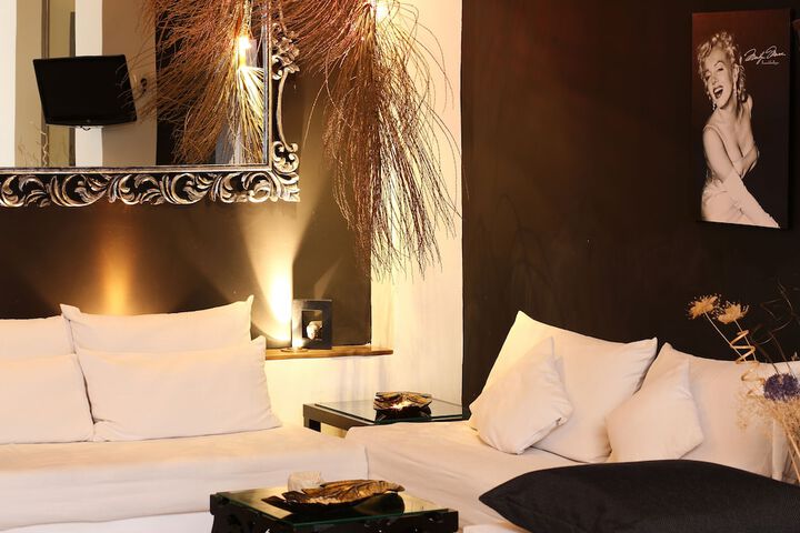Lounge 53 of 68
