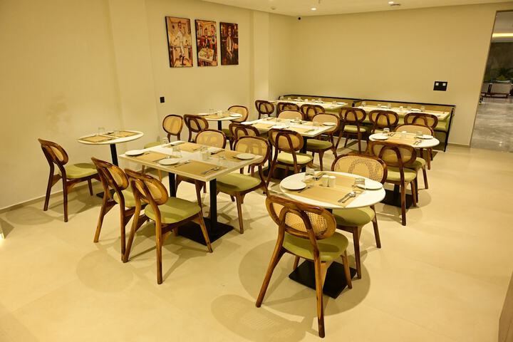 Dining 30 of 48