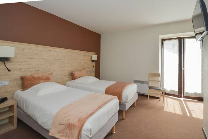 Room 2 of 10