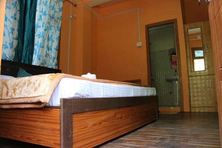 Room 6 of 9