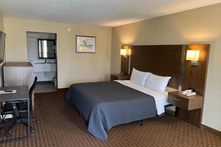1 King Bed (2 of 8)