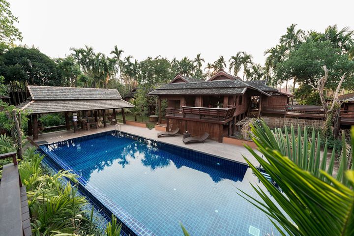 Hotel Pool