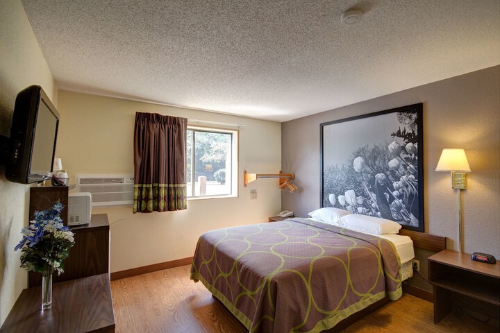 1 Queen Bed (9 of 20)