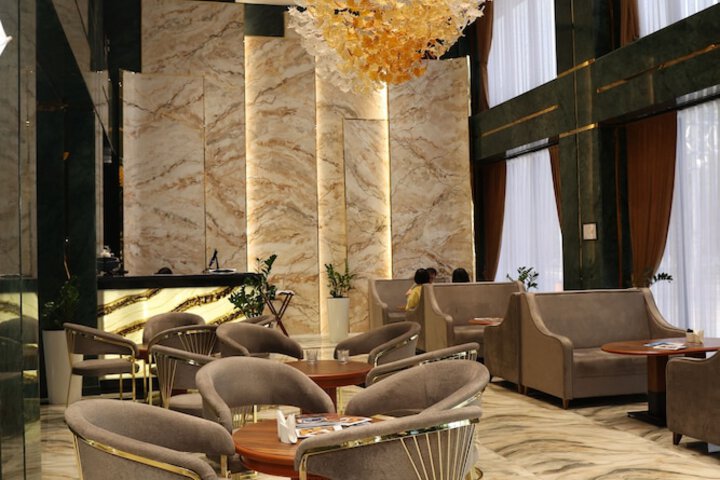 Lounge 26 of 28