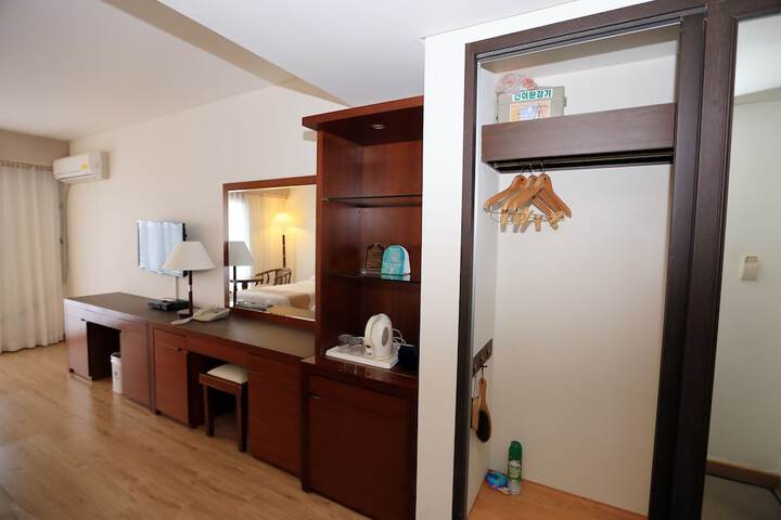 Room 14 of 36