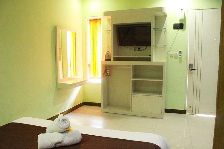 Room 6 of 13