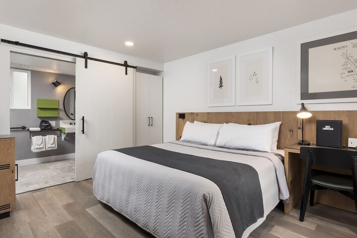 1 King Bed (11 of 24)