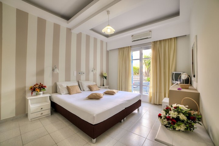 Room 4 of 63