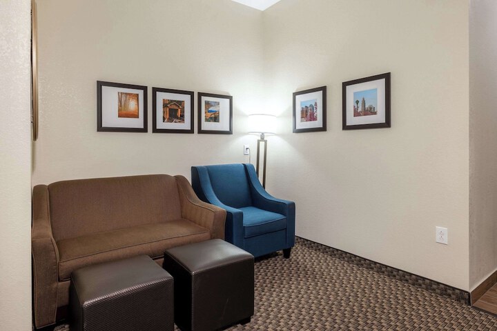 1 King Bed Accessible (3 of 8)