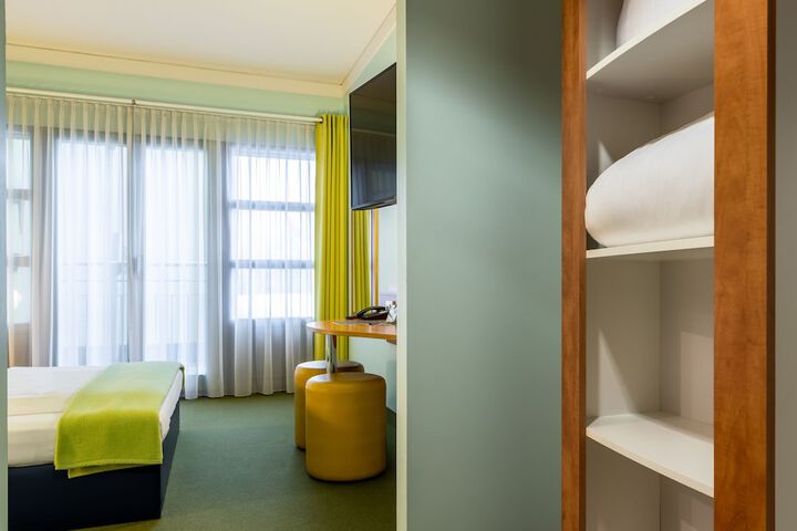 Room 10 of 20