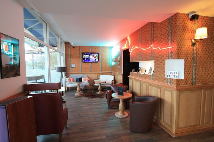 Lounge 78 of 89