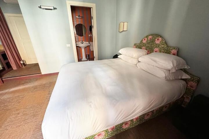 Room 32 of 55