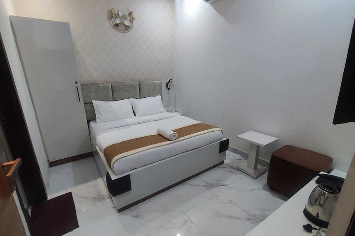 Room 6 of 16