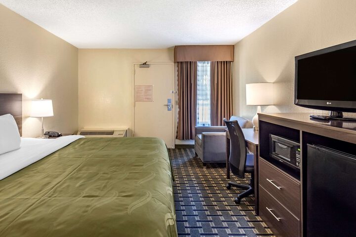 1 King Bed (4 of 18)