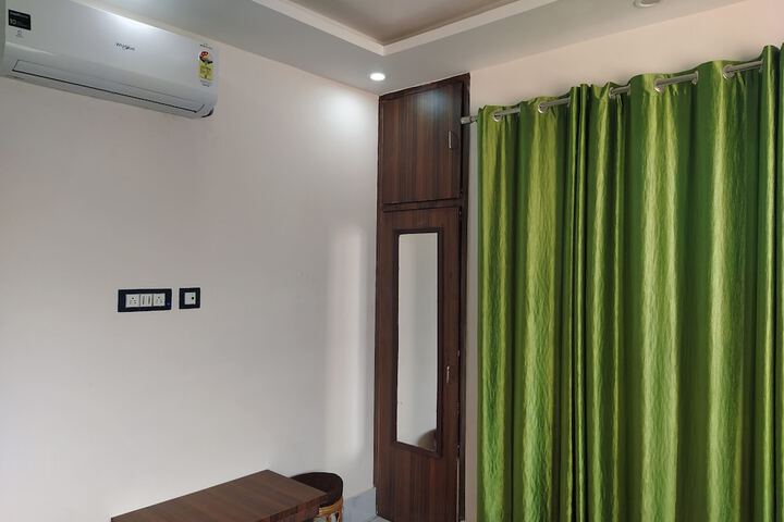 Room 12 of 34