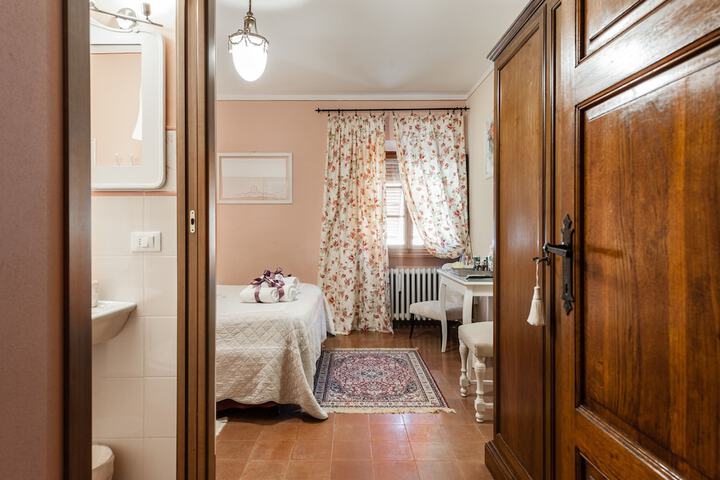 Room 5 of 141
