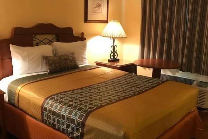 1 Queen Bed (4 of 7)