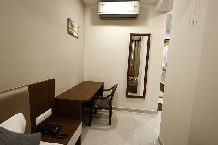 Room 10 of 31
