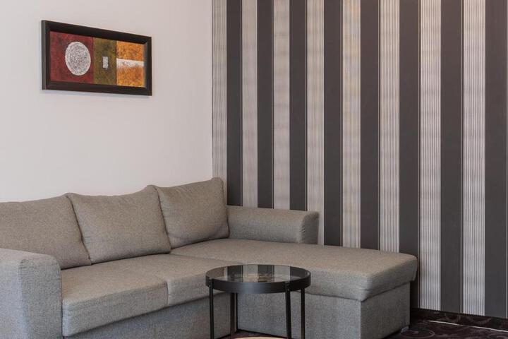 Lounge 36 of 62