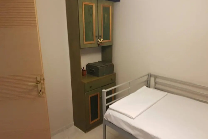 Room 6 of 18