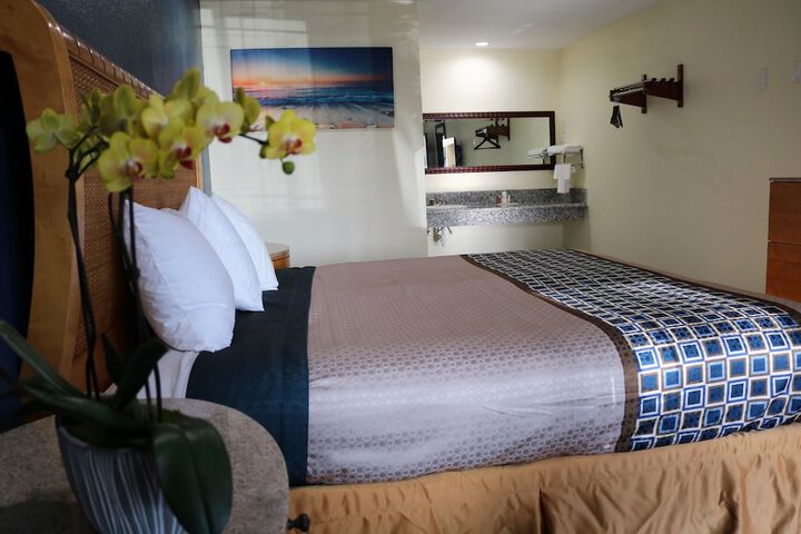 Premium King Bed (6 of 14)