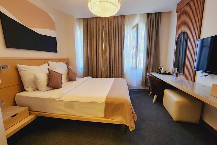 Room 6 of 17