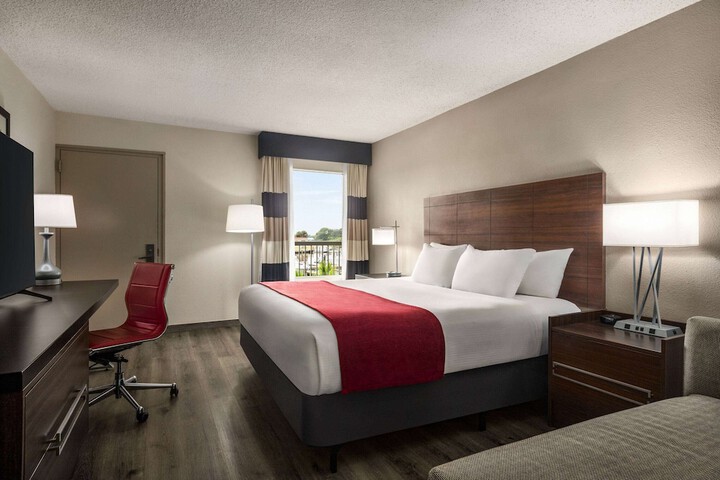 1 King Bed City View (14 of 14)