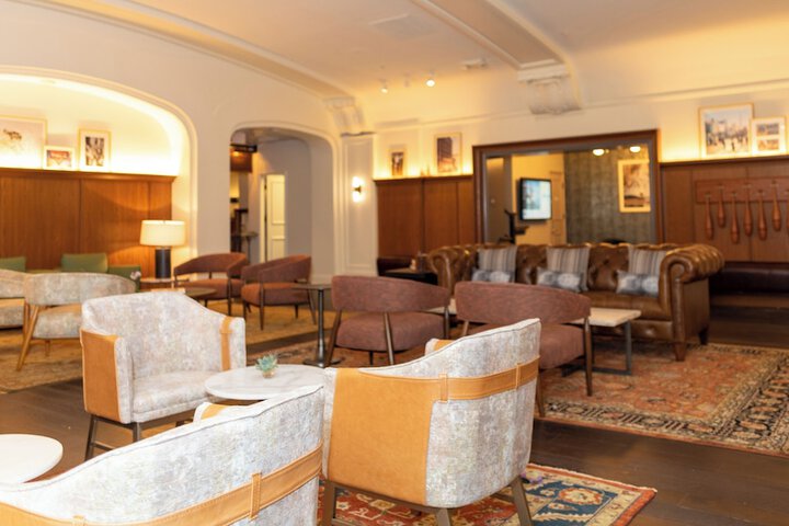 Lobby lounge