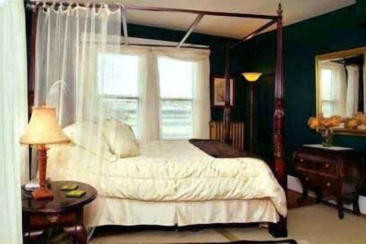 Room 5 of 10