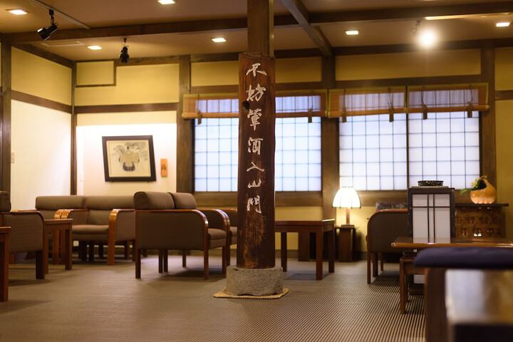 Entrance & Lobby