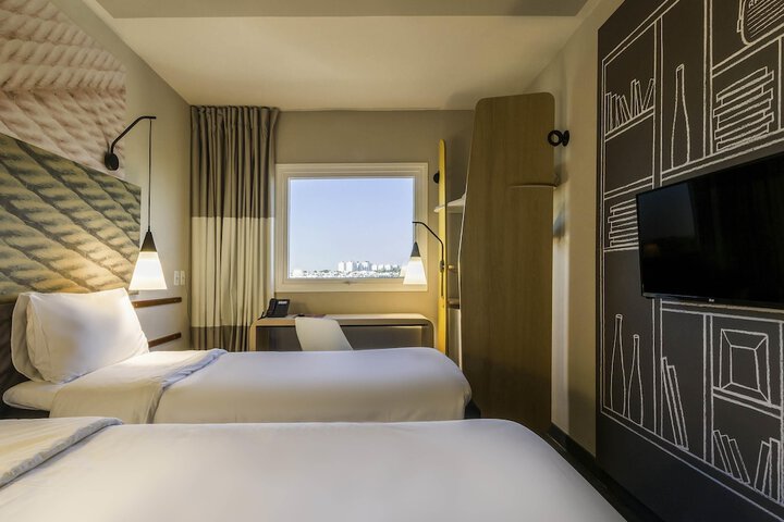 Room 6 of 33