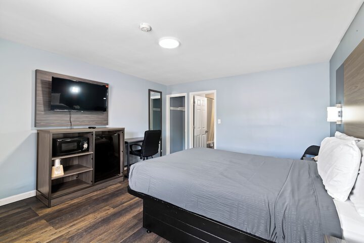 1 Queen Bed (10 of 12)