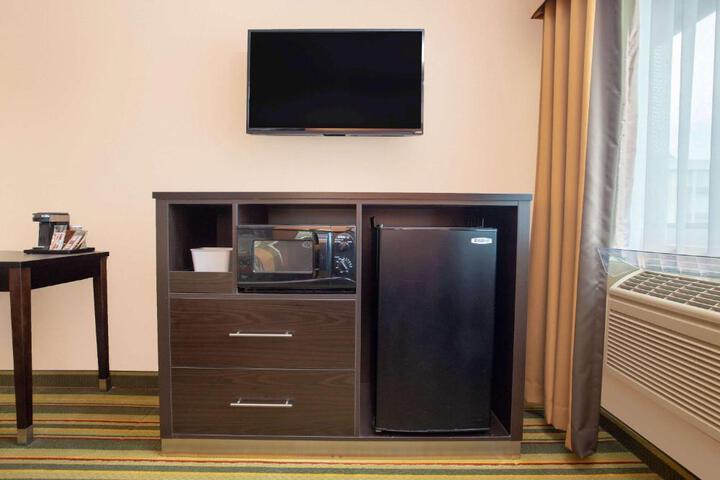 1 Queen Bed (4 of 16)