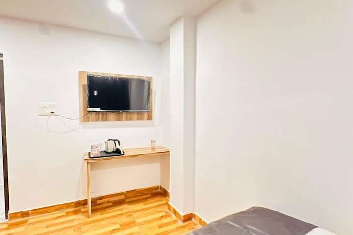 Room 15 of 33
