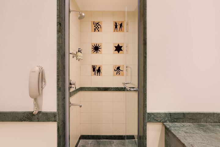 Room 27 of 40