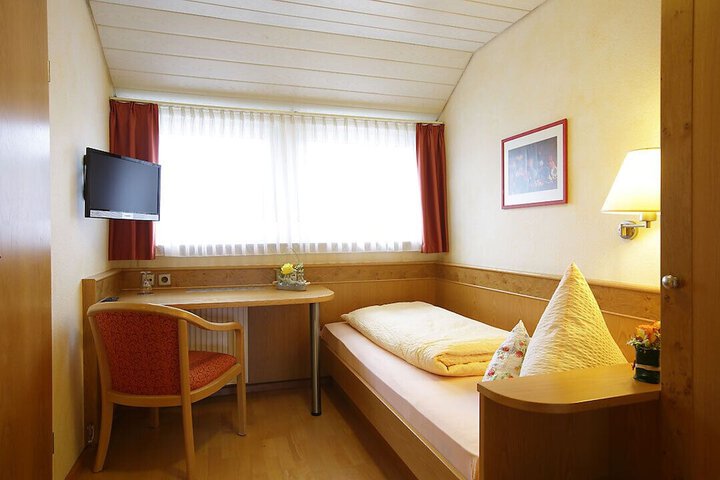 Room 16 of 36