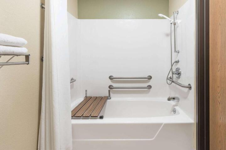 1 Queen Bed Accessible Room (4 of 13)