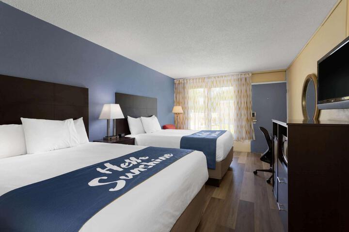 1 King Bed (4 of 8)