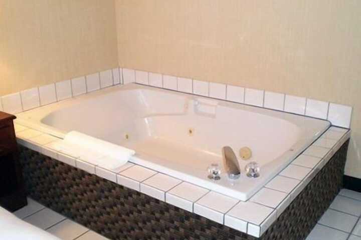 Jetted tub