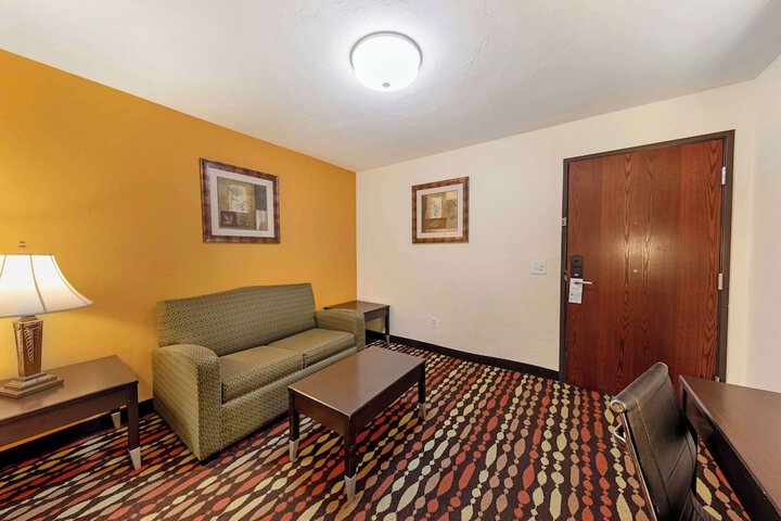 2 Queen Beds High Speed Internet Accessible Microwave and Refrigerator Pet Friendly Room Fu (8 of 11)