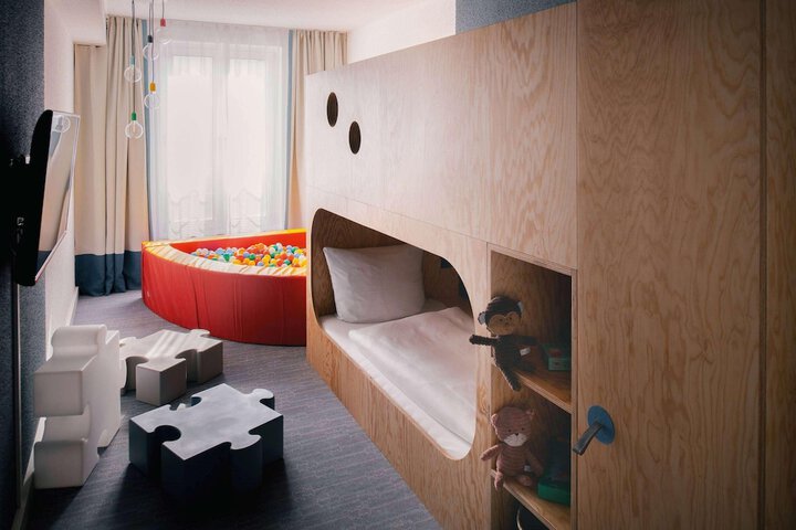Room 52 of 137