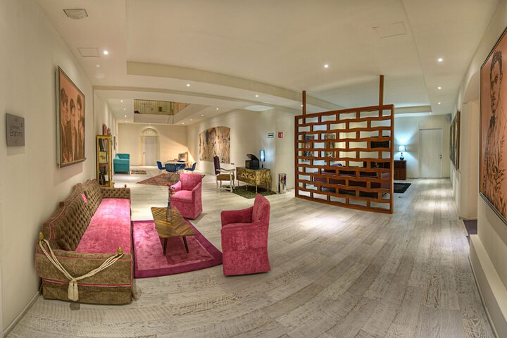 Lounge 26 of 33