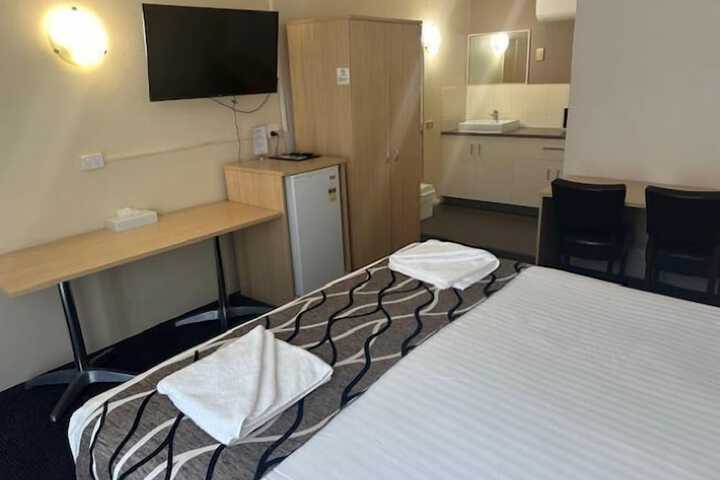 Room 4 of 27